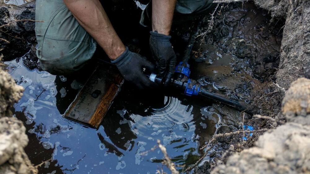 plumber replacing pipe